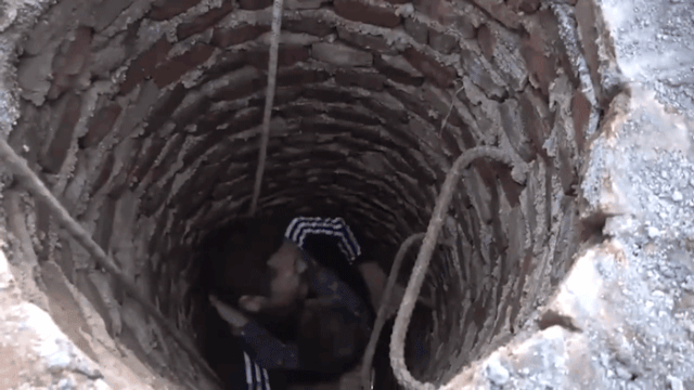 「新华网」6米深污井吞掉男孩，他毫不犹豫跟着跳下……