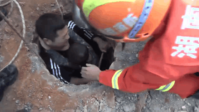 「新华网」6米深污井吞掉男孩，他毫不犹豫跟着跳下……