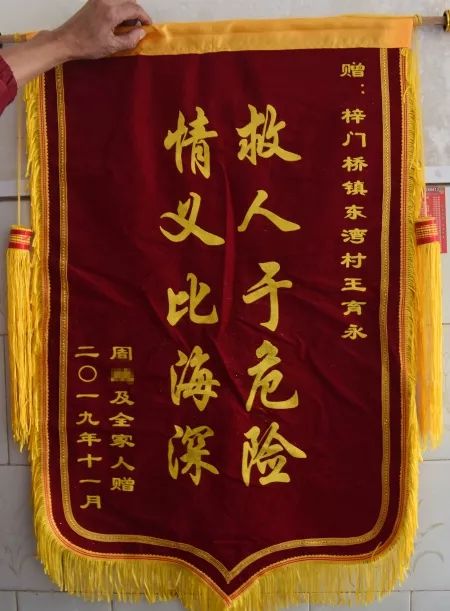 「新华网」6米深污井吞掉男孩，他毫不犹豫跟着跳下……