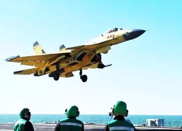 #解放军报#致敬罗阳！听到飞机的轰鸣声，他感觉心里特别踏实