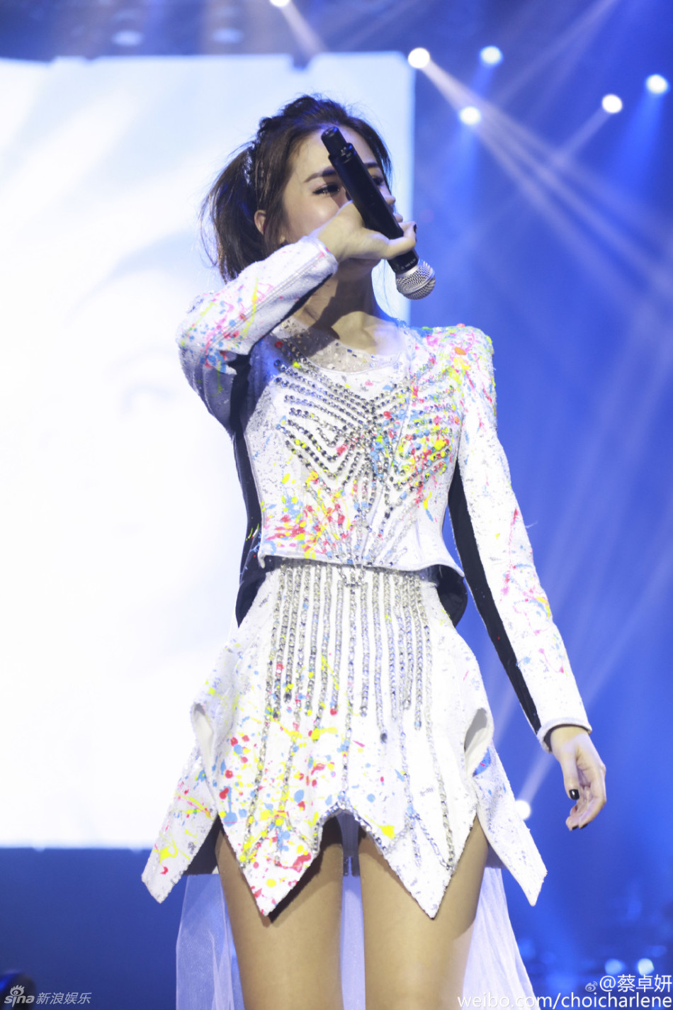 阿Sa阿娇斗艳光彩照人 狂露大腿性感十足