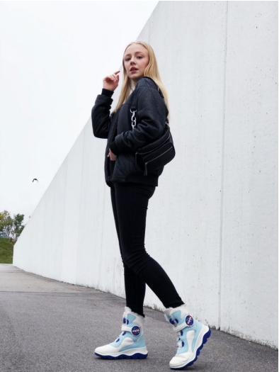 “丹麦天使”穿COZYSTEPS与NASA联名款雪地靴打造科幻风 “丹麦天使”穿COZYSTEPS与NASA联名款雪地靴打造科幻风