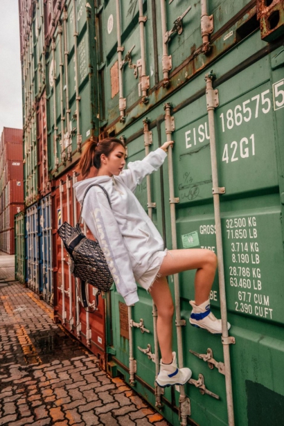 “丹麦天使”穿COZYSTEPS与NASA联名款雪地靴打造科幻风 “丹麦天使”穿COZYSTEPS与NASA联名款雪地靴打造科幻风