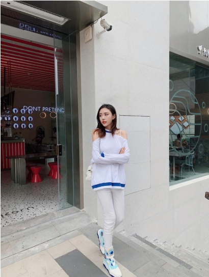 “丹麦天使”穿COZYSTEPS与NASA联名款雪地靴打造科幻风 “丹麦天使”穿COZYSTEPS与NASA联名款雪地靴打造科幻风