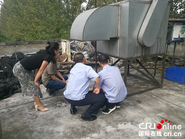 图片默认标题_fororder_执法人员现场检查油烟治理情况