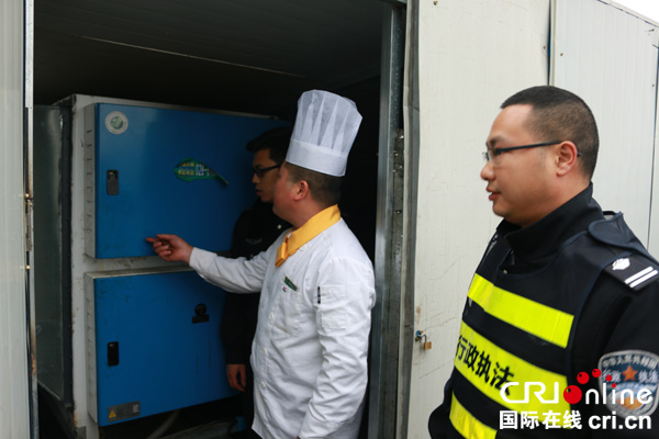 图片默认标题_fororder_现场督促检查餐饮店铺油烟净化器运行情况-
