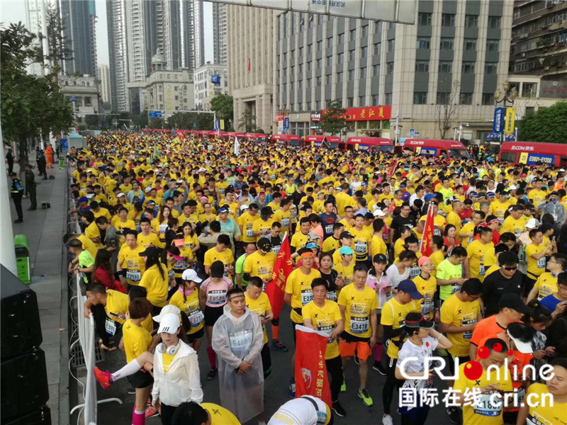 【多语种报道】24000 runners take their mark for 2018 Wuhan Marathon