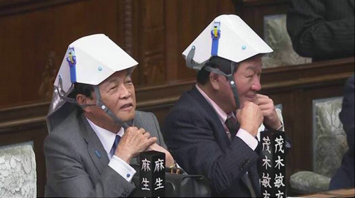 「参考消息」日本议员开会集体练习戴折叠式安全帽 现场笑声不断