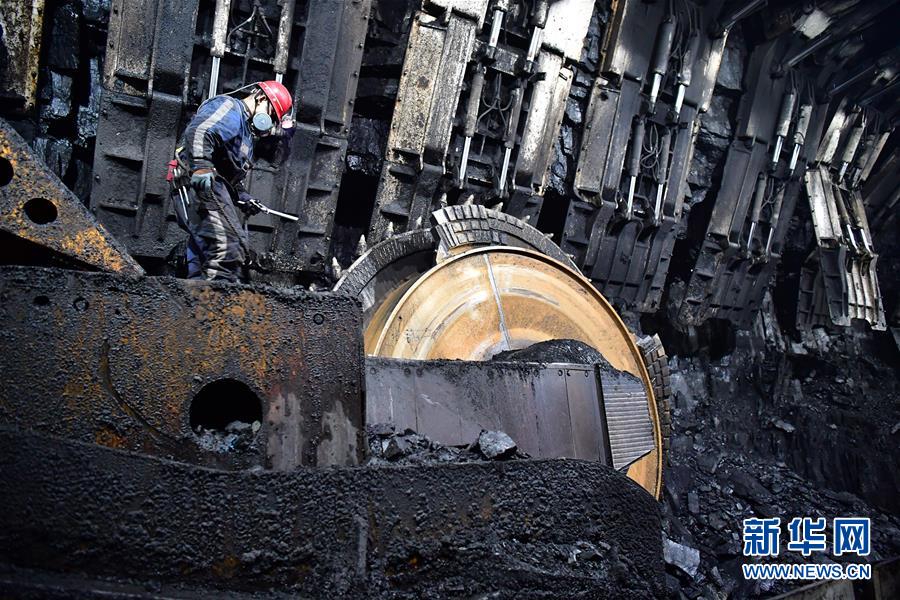 新华网■游弋煤海的万吨“钢铁巨兽”