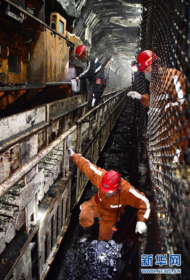 新华网■游弋煤海的万吨“钢铁巨兽”