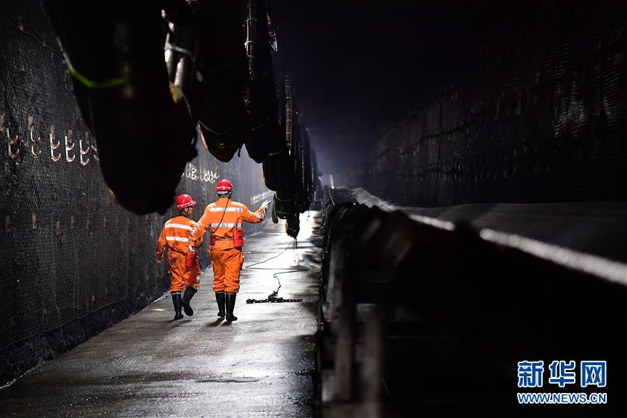 新华网■游弋煤海的万吨“钢铁巨兽”