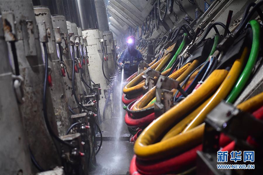 新华网■游弋煤海的万吨“钢铁巨兽”