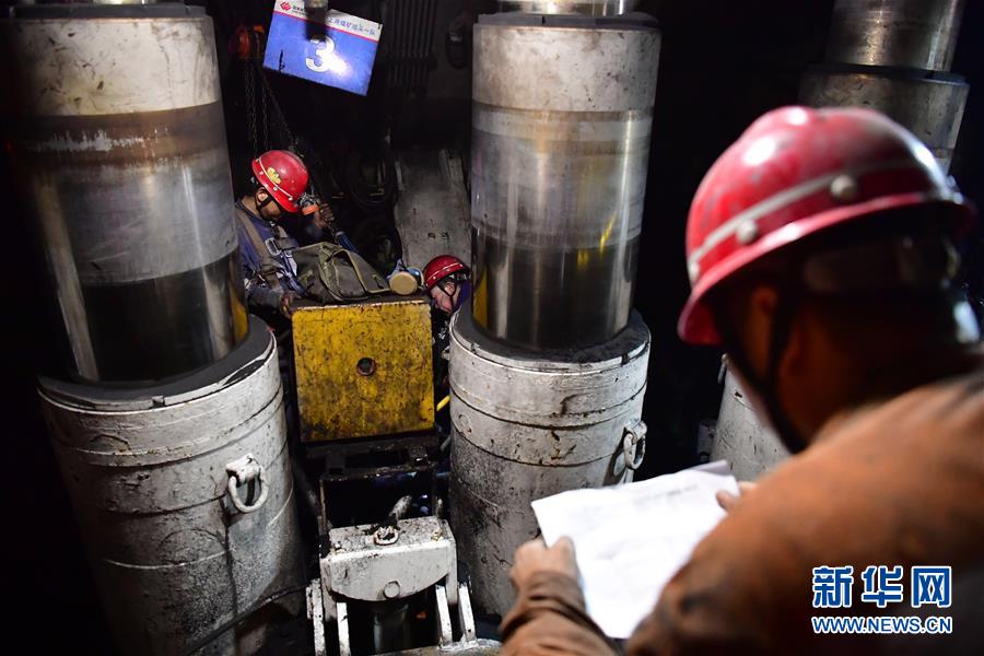 新华网■游弋煤海的万吨“钢铁巨兽”