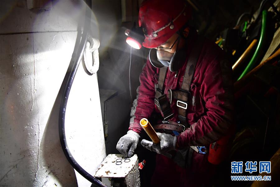 新华网■游弋煤海的万吨“钢铁巨兽”