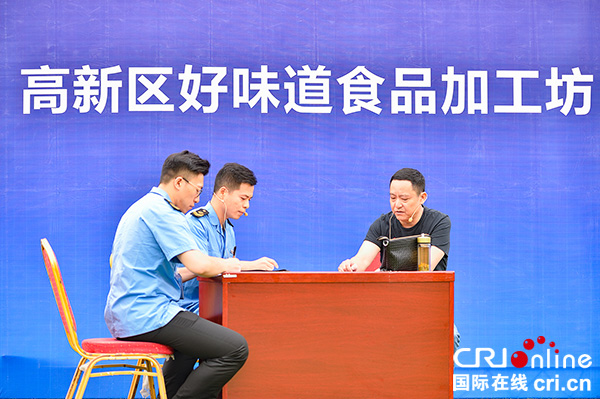 图片默认标题_fororder_4执法人员赶往高新区好味道食品加工坊开展调查取证工作（演练（摄影-廖志全）