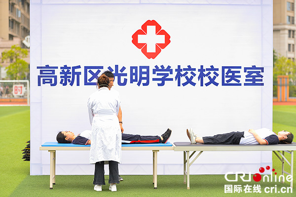 图片默认标题_fororder_3学生出现中毒症状演练（摄影-廖志全）