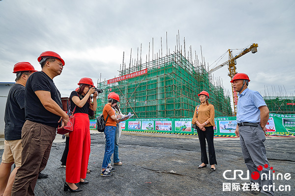 图片默认标题_fororder_相关负责人接受媒体记者记者采访