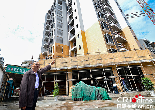 图片默认标题_fororder_拆迁户郝龙华向媒体记者介绍这里即将成为他的新家