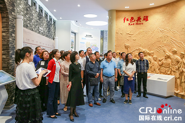 图片默认标题_fororder_参观大安区规划馆