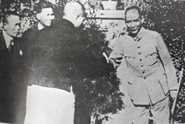 1924年11月19日，孙中山在上海寓所招待各报记者并发表谈话，说明北上的目的是为“全国人民谋求和平统一”，要求召开国民会议以打倒军阀和帝国主义。图为在招待会上合影。