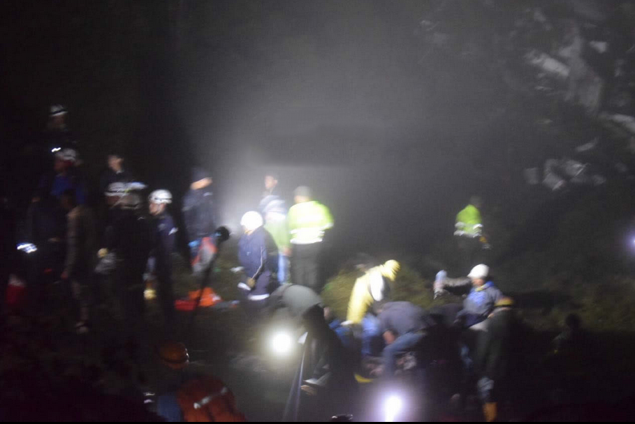 坠机幸存球员伤势照片曝光 现场狼藉紧张救援