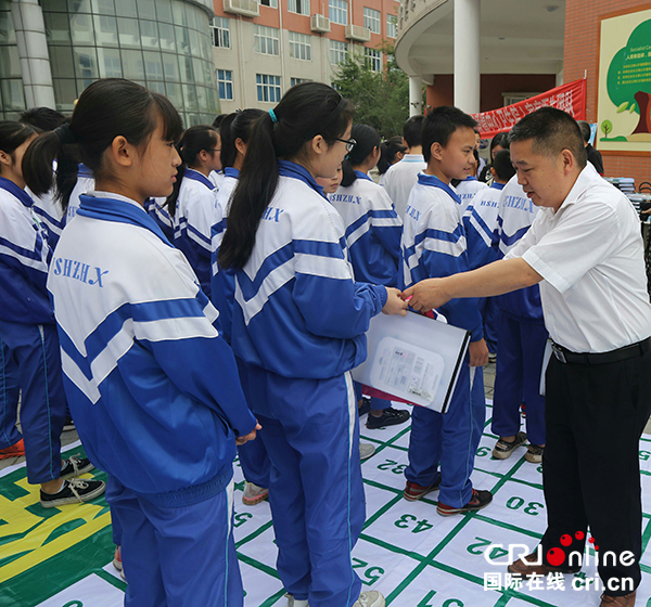 图片默认标题_fororder_向青少年发放健康支持包及学习用具（摄影-李苗）