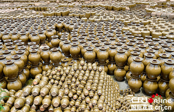 图片默认标题_fororder_等待销往各地的各类土陶制品（摄影-廖志全）