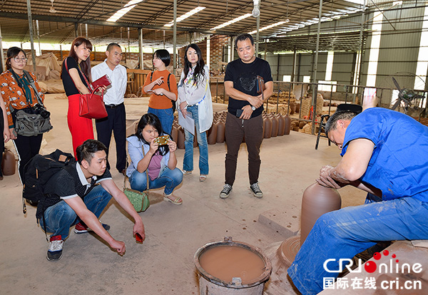图片默认标题_fororder_土陶手工制作吸引媒体记者不停的拍摄（摄影-廖志全）