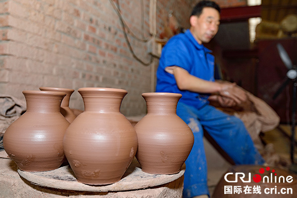 图片默认标题_fororder_制陶工人向媒体记者讲述学艺经历（摄影-廖志全）
