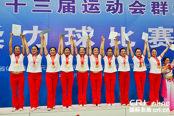 图片默认标题_fororder_领奖牌（供图--市体育局）