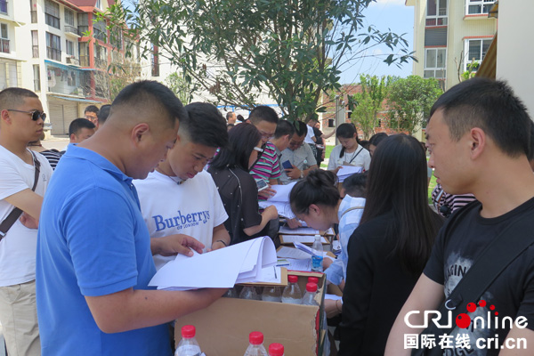 图片默认标题_fororder_考察组在纪家乡易地扶贫搬迁集中安置点查看资料