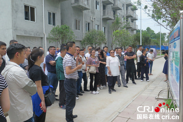 图片默认标题_fororder_考察组一行在罗城易地扶贫搬迁集中安置点听取情况介绍