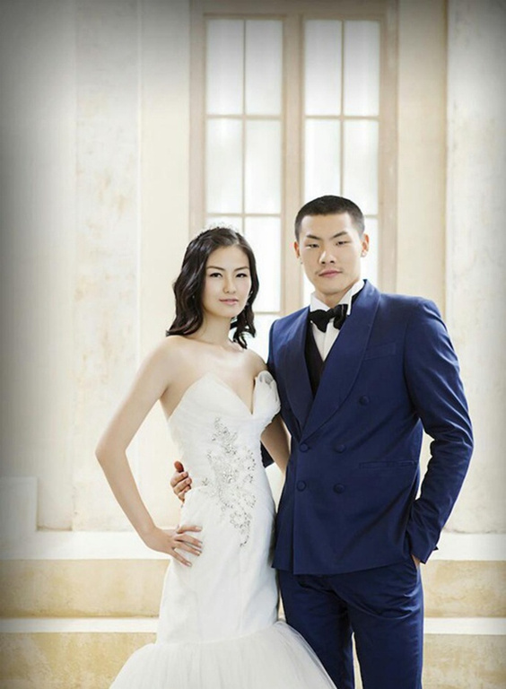 王大雷晒照纪念结婚五周年 与妻子甜蜜恩爱(图)