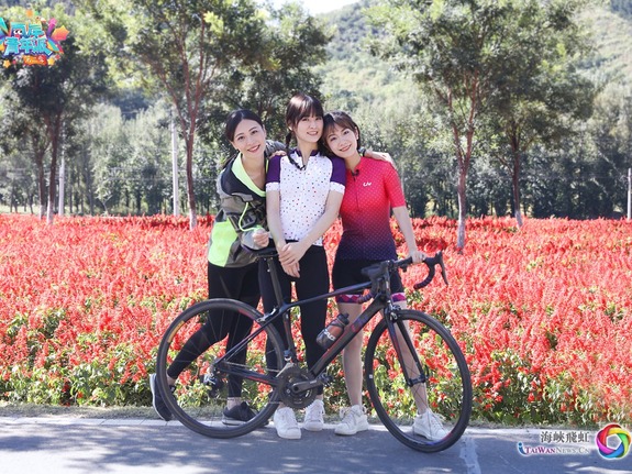 《两岸青年派》第三季剧照：向花海出发  京郊骑行酷体验