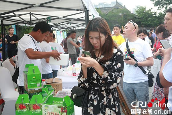 图片默认标题_fororder_市民扫码购买甜樱桃（摄影：唐平）