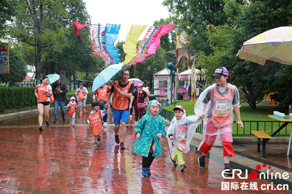图片默认标题_fororder_赛道上家长和孩子们一起愉快的奔跑-享受比赛过程（摄影-刘世光）