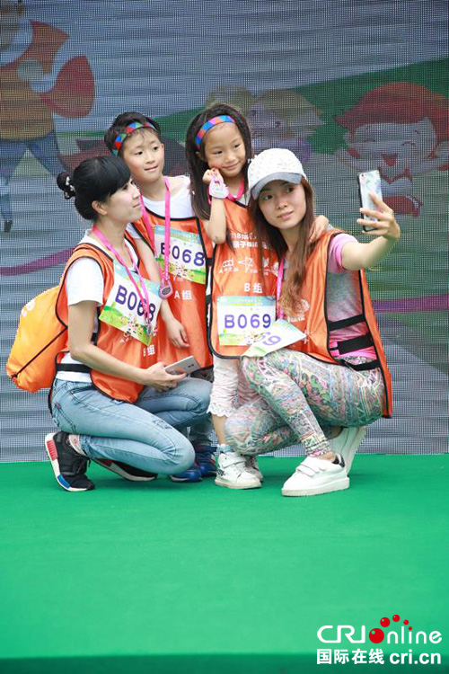 图片默认标题_fororder_赛后家长和孩子们自拍留念（摄影-刘世光）