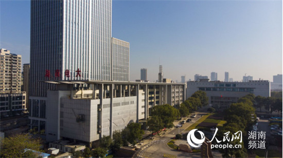 【人民网】湖南：农忙下田间 农闲上大学