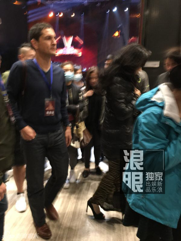 莫文蔚洋老公罕见现身 颜值不输明星(组图)