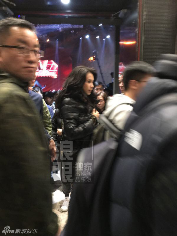 莫文蔚洋老公罕见现身 颜值不输明星(组图)