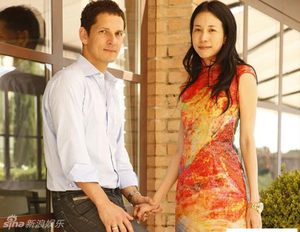 莫文蔚洋老公罕见现身 颜值不输明星(组图)