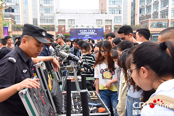 图片默认标题_fororder_乐山公安在现场开展科技宣传（乐山市公安局--供图）
