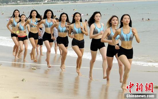成都大学女子全明星健身队沙滩训练备战大赛展身姿
