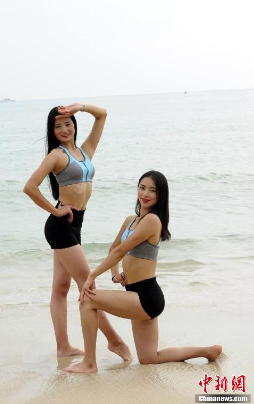 成都大学女子全明星健身队沙滩训练备战大赛展身姿