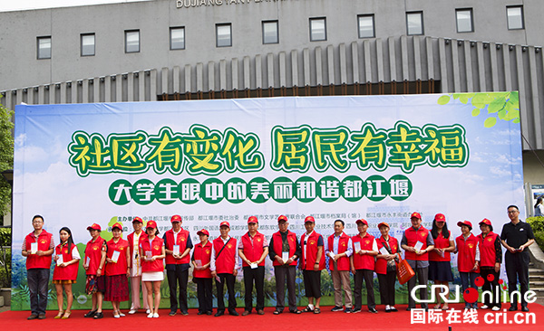 图片默认标题_fororder_向党员代表发放党员志愿者宣传册--摄影：何勃