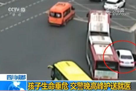 （导航成都，移动端）不到一岁孩子生命垂危 成都交警晚高峰护送就医获央视点赞