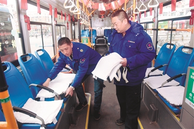 沈阳市民捐赠1350个公交车爱心坐垫
