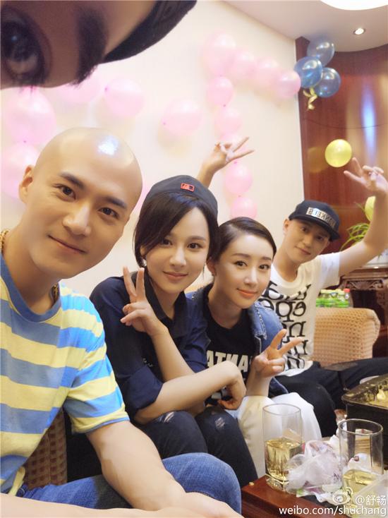 杨紫为舒畅庆生 大小宛如13年后