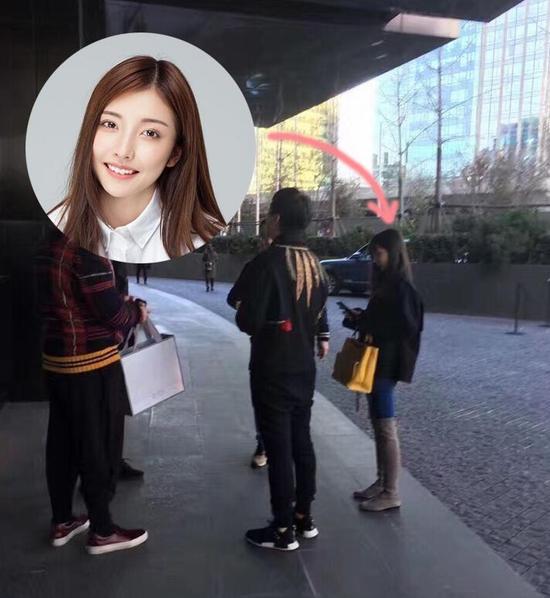 王思聪参加活动忙工作 女友豆得儿随行小鸟依人