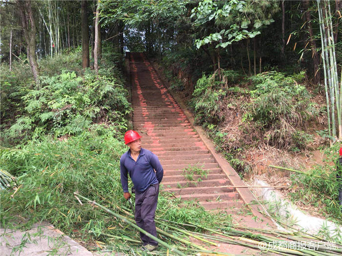 （导航宜宾）奥迪Q5千年古寺爬坡辗碎梯道引公愤 宜宾警方传唤2名嫌疑人